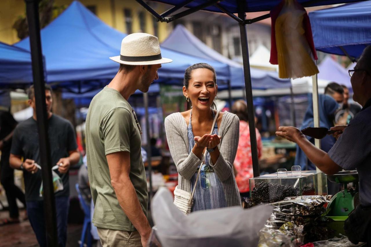 Hyatt Centric Kota Kinabalu Hotel Ngoại thất bức ảnh A man and a woman at a street market