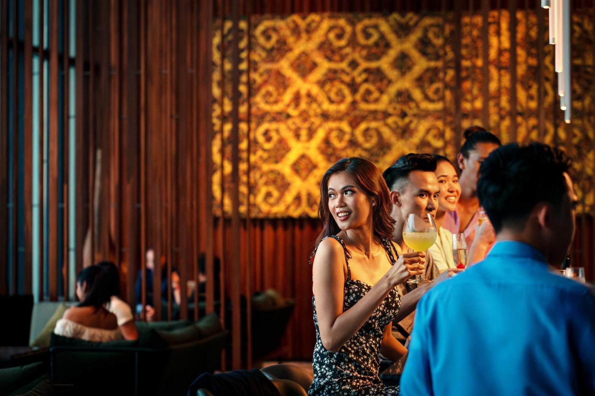 Hyatt Centric Kota Kinabalu Hotel Ngoại thất bức ảnh The Bar