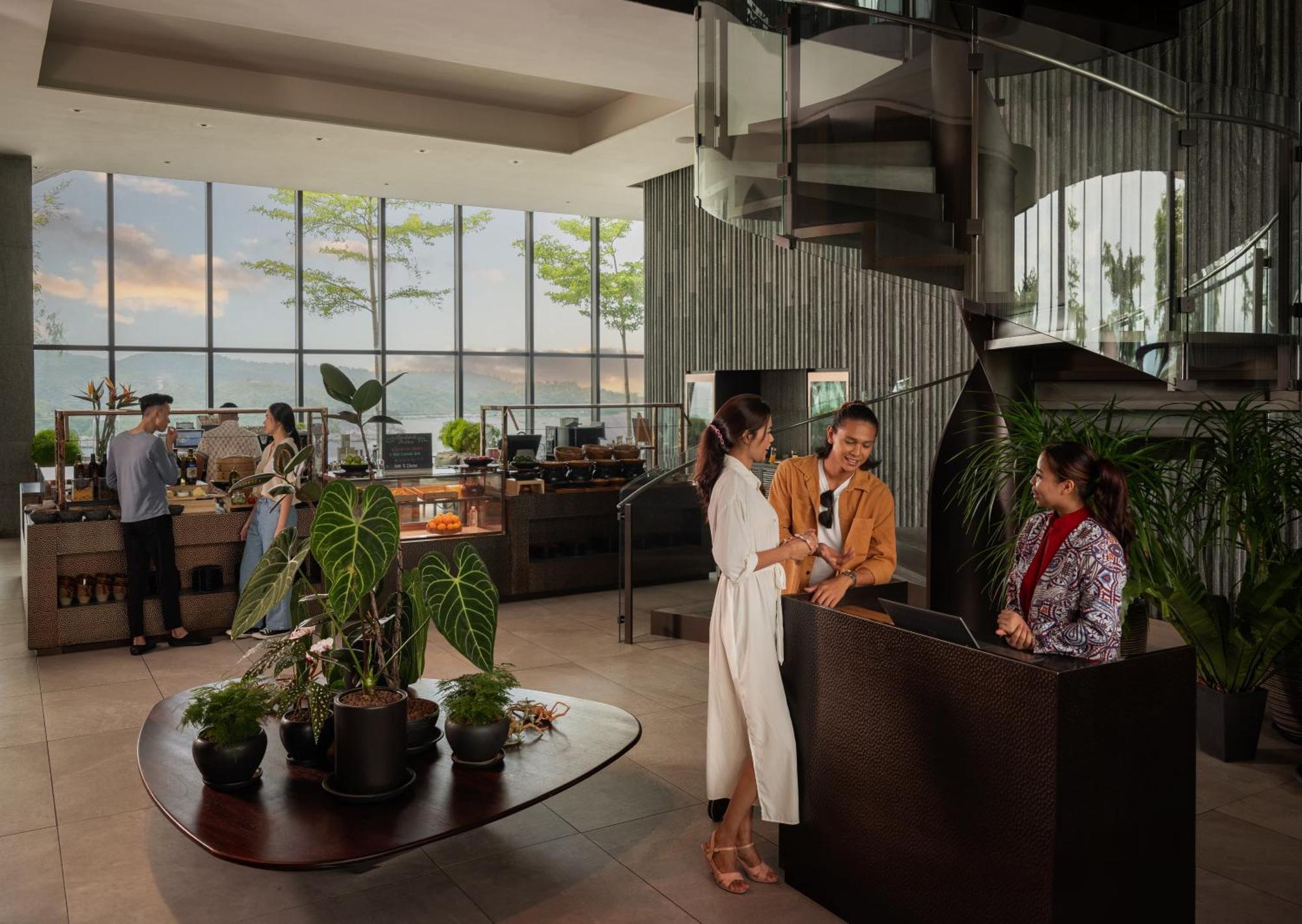 Hyatt Centric Kota Kinabalu Hotel Ngoại thất bức ảnh The lobby of the hotel